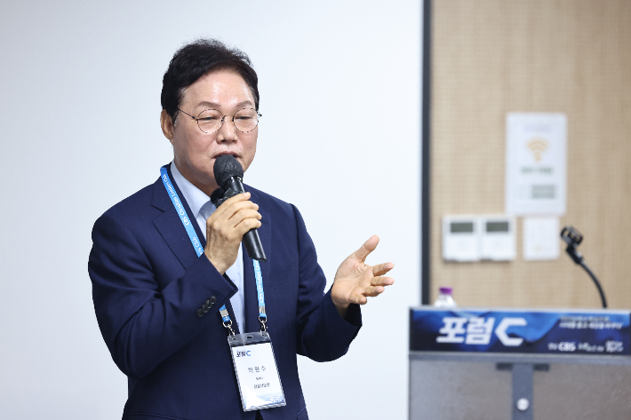 포럼C에서 강연을 하고 있는 박완수 경상남도지사.  경남도청 제공