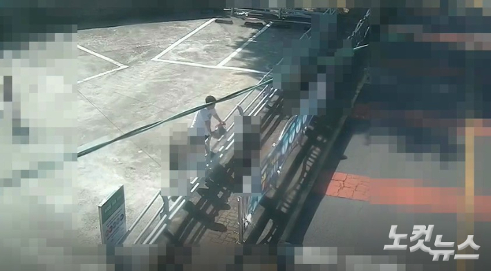 C씨가 학생들과 이야기를 나누는 모습. 독자 제공