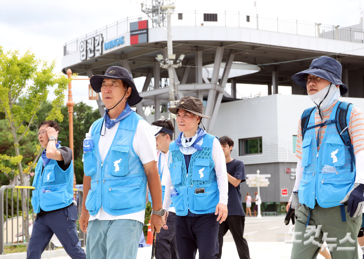 한반도 평화와 통일을 위해 12박 13일의 일정으로 비무장지대(DMZ) 일대를 걷고 있는 '2026 통일걷기' 참가자들이 14일 경기 파주 임진각에 도착하고 있다. 파주=황진환 기자