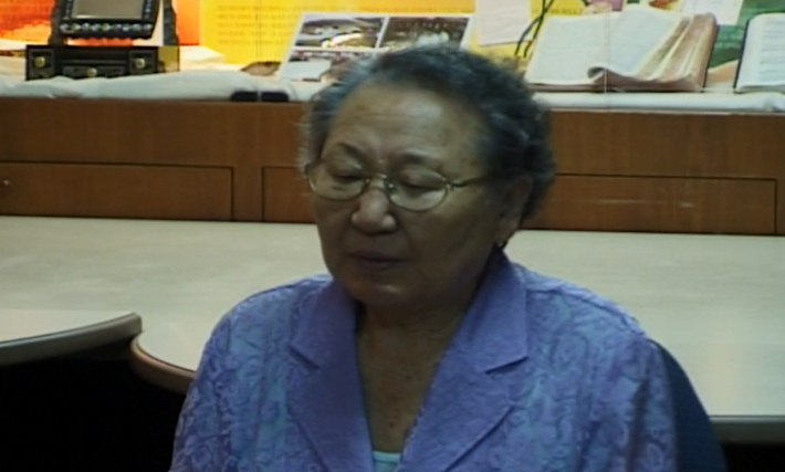 2004년 정대협을 방문한 일본 대학생들 앞에서 눈물을 흘리며 증언하는 길원옥 할머니. 전쟁과여성인권박물관 제공