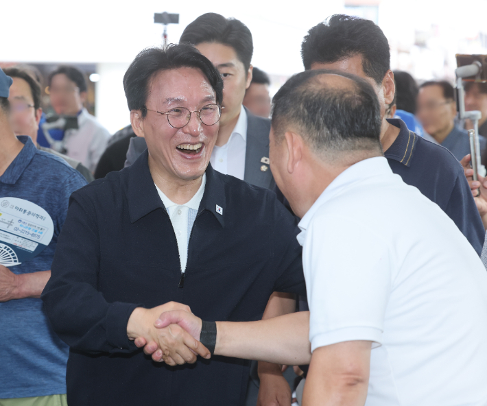 더불어민주당 김민석 당 대표 후보가 14일 서울 동대문구 경동시장에서 시민들과 인사하고 있다. 연합뉴스