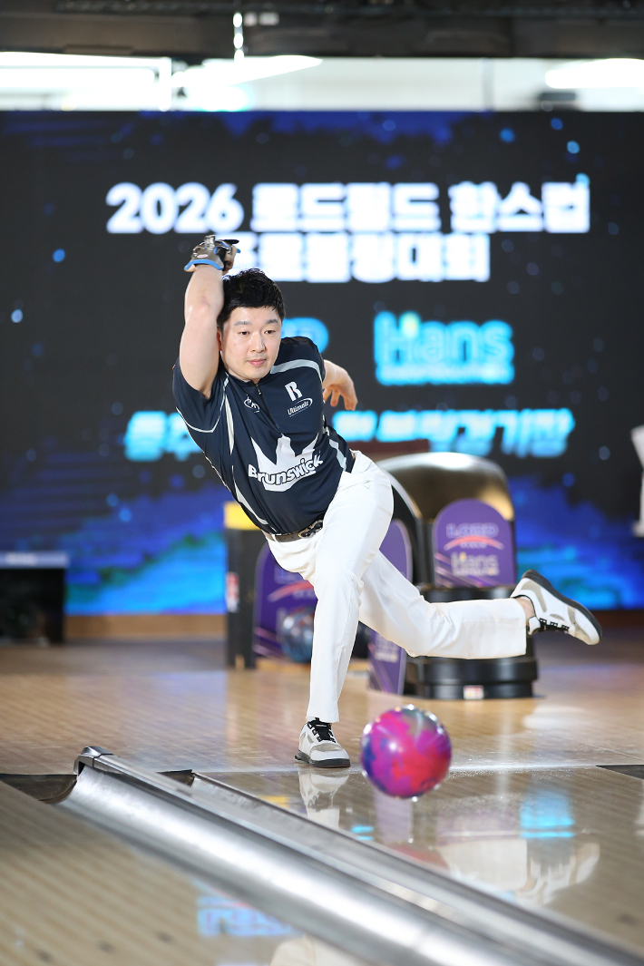 김태환은 13일 충북 충주 한스타워 나이스볼링장에서 열린 '2026 로드필드·한스컵 프로볼링대회' 결승에서 호쾌한 샷을 구사하는 모습. KPBA 