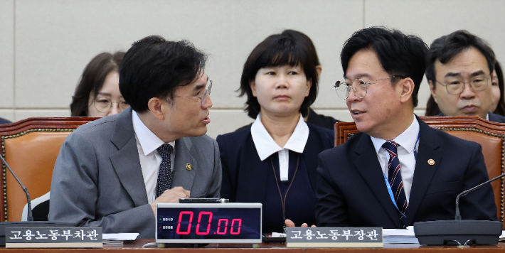 김영훈 고용노동부 장관과 권창준 차관. 연합뉴스