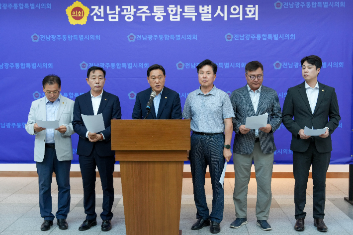 강문성 의원(좌측 세 번째) 등이 성명서를 발표하고 있다. 통합특별시의회 제공