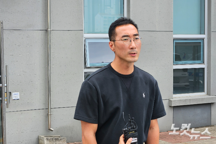 고 이도현 군의 아버지 이상훈씨가 13일 오후 항소심 재판이 끝난 뒤 취재진 앞에서 발언하는 모습. 구본호 기자