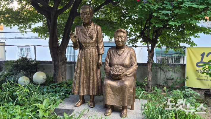 '김복동, 길원옥은 평화다!' 전쟁과여성인권박물관에 있는 두 할머니의 동상. 피해자가 또 다른 피해자에게 손을 내밀며 전쟁 없는 세상, 전시 성폭력이 없는 세상을 향해 날갯짓을 시작했던 그 날을 잊지 않겠다는 문구가 쓰여 있다. 김지은 기자