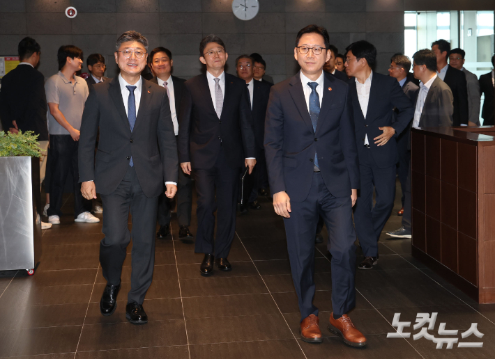 23일 오전 서울 중구 SKT 본관에서 배경훈 부총리(오론쪽)이 SKT 정재헌 대표의 안내를 받아 간담회장으로 들어서고 있다. 뒤쪽 왼쪽에 홍범식 (LG 유플러스 대표이사)와 박윤영 (KT 대표이사) 류영주 기자