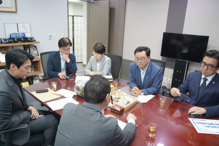 민경선 고양특례시장이 박홍근 기획예산처 장관에게 고양시 현안정책에 대해 설명하고 있다. 고양시 제공