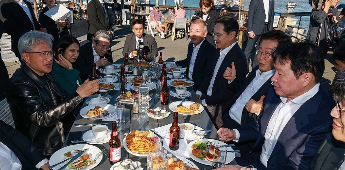 이재명 대통령이 지난 24일(현지시간) 미국 샌프란시스코 더 램프 레스토랑에서 열린 글로벌 AI 리더 만찬에서 참석자들과 대화하고 있다. 오른쪽부터 이해진 네이버 이사회 의장, 최태원 SK 회장, 이재명 대통령, 이재용 삼성전자 회장, 정의선 현대차그룹 회장, 김용범 정책실장, 라니 보르카르 마이크로소프트 애저 하드웨어 사장, 젠슨 황 엔비디아 최고경영자. 연합뉴스