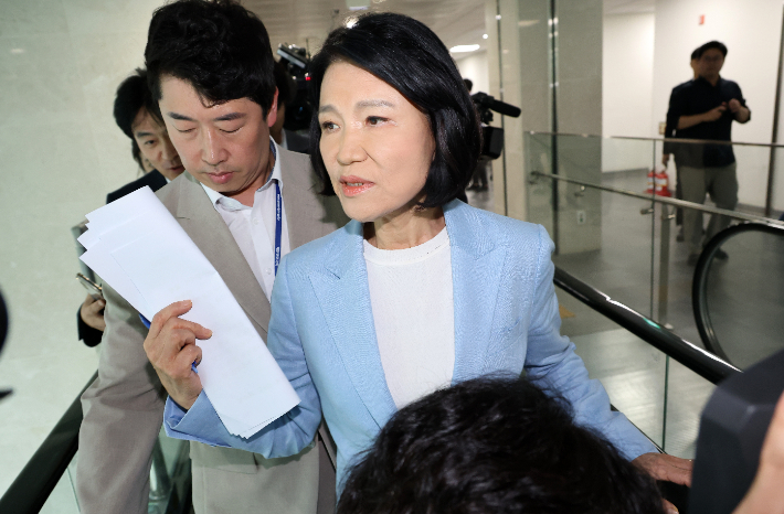 국민의힘 이진숙 의원이 14일 국회 소통관에서 5·18 민주화운동 관련 긴급 기자회견을 마친 뒤 취재진 질의를 받지 않고 이석하고 있다. 연합뉴스
