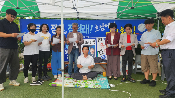정달성 더불어민주당 권리당원이 14일 더불어민주당 광주시당 앞에서 기자회견을 열고 '대리투표 의혹'과 관련한 중앙당 선거관리위원회의 제명 제소 결정 재검토를 촉구하고 있다. 청청유람단 제공