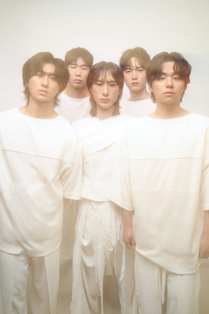 정규 1집 '원'에는 더블 타이틀곡 '언제까지'와 '나를 너를'을 비롯해 열두 트랙이 수록됐다. 서도밴드 제공
