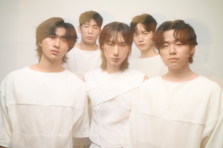 이번 앨범 타이틀곡은 '언제까지'와 '나를 너를' 두 곡이다. 서도밴드 제공