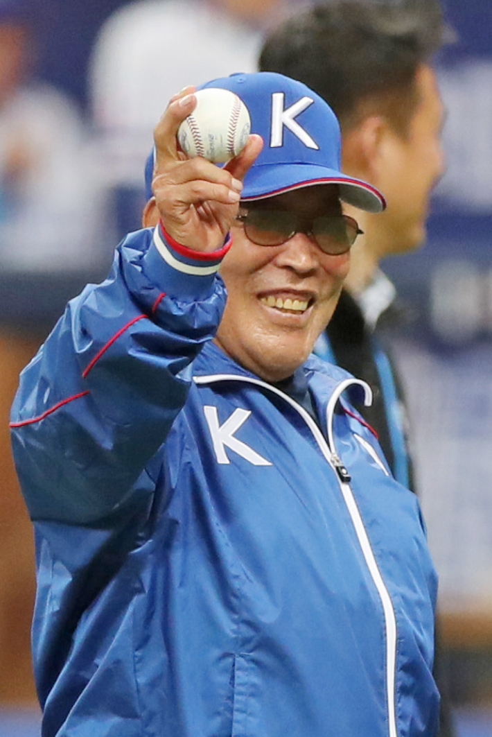 지난 2019년 11월 서울 구로구 고척스카이돔에서 열린 2019 WBSC 프리미어12 예선라운드 C조 한국과 호주의 경기 시작 전 시구 나선 백 전 감독. 연합뉴스