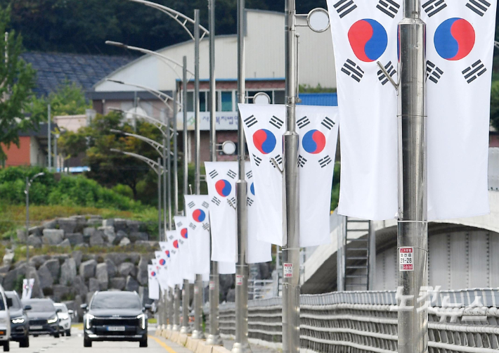 강원 화천군 화천읍 거리에 81주년 광복절을 기념하는 태극기가 줄지어 게양돼 있다.  화천군 제공