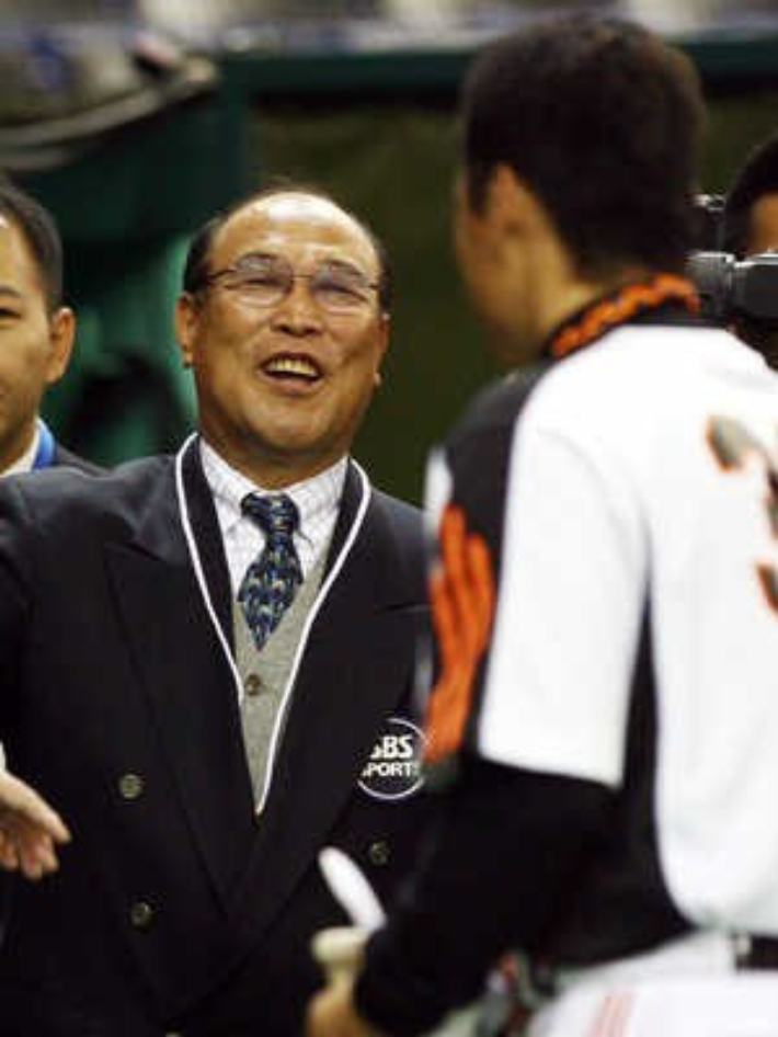 2006년 NPB 개막전에서 이승엽을 찾아간 백인천 전 감독. 연합뉴스 