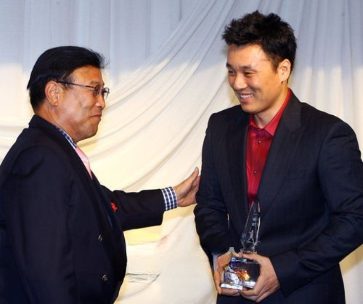 2006년 일구상 수상 당시 고 백인천 전 감독(사진 왼쪽)과 이승엽. 연합뉴스