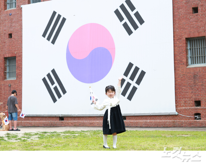 제81주년 광복절인 15일 한 어린이가 태극기를 힘차게 흔들고 있다. 류영주 기자