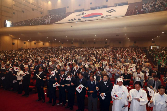 15일 부산 동구 부산시민회관 대극장에서 제81주년 광복절 경축식이 열린 모습. 부산시 제공 