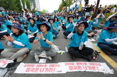 광복절인 15일 오후 서울 종로구 열린송현 녹지광장 앞에서 전국민주노동조합총연맹(민주노총) 주최로 열린 
