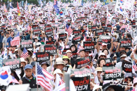 광복절인 15일 오후 서울 종로구 동화면세점 앞 세종대로 일대에서 전광훈 사랑제일교회 목사가 주축인 자유통일당 주최로 열린 