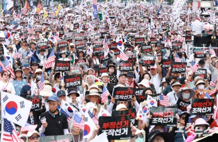 광복절인 15일 오후 서울 종로구 동화면세점 앞 세종대로 일대에서 전광훈 사랑제일교회 목사가 주축인 자유통일당 주최로 열린 