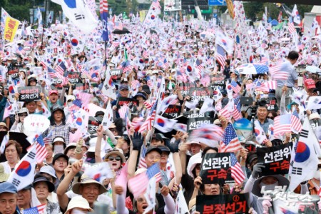 광복절인 15일 오후 서울 종로구 동화면세점 앞 세종대로 일대에서 전광훈 사랑제일교회 목사가 주축인 자유통일당 주최로 열린 