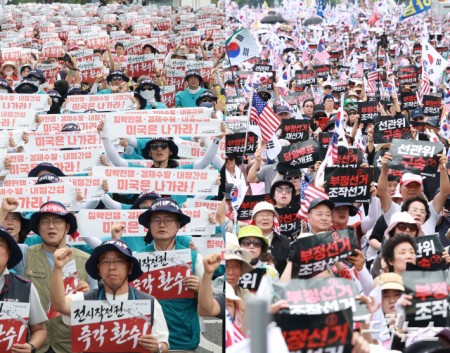 광복절인 15일 오후 서울 종로구 열린송현 녹지광장 앞에서 민주노총 주최로 