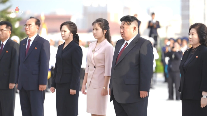 김정은 북한 국무위원장이 지난 14일 부인 리설주, 딸 주애와 함께 조국해방(광복) 81주년을 맞아 해방탑에 참배했다고 조선중앙TV가 15일 보도했다. 연합뉴스