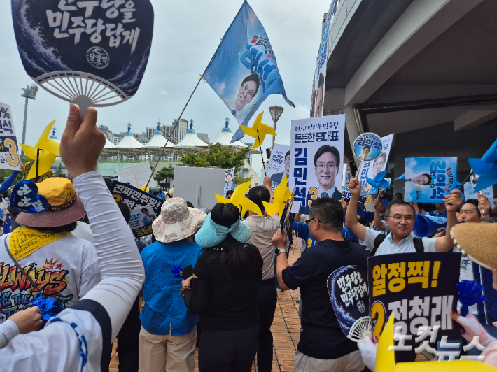 15일 전남 나주종합스포츠파크에서 열린 더불어민주당 전남·광주 합동연설회를 앞두고 김민석·정청래 당대표 후보 지지자들이 응원전을 벌이고 있다. 박희영 기자