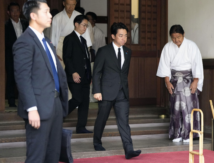 고이즈미 신지로 일본 방위상이 한국 광복절이자 일본 패전일인 15일 오전 야스쿠니 신사를 참배하고 있다. 일본 현직 각료로는 7년 연속이다. 연합뉴스