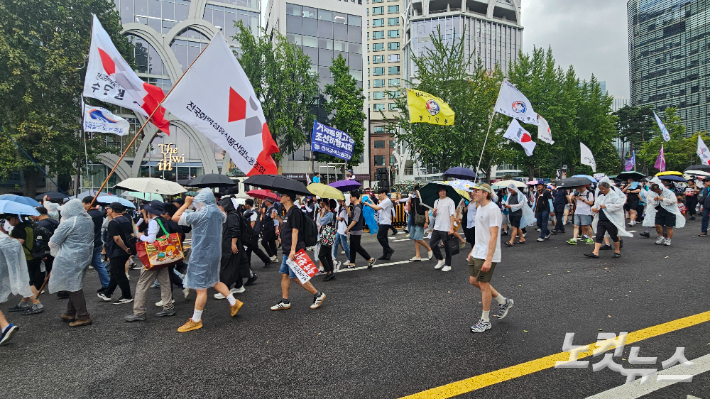 집회가 끝난 후 비를 뚫고 서울시청 광장으로 행진하는 8·15 전국노동자대회 참가자들의 모습. 김창훈 수습기자