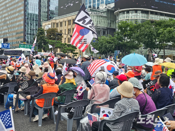 태극기와 성조기를 든 '자유 통일을 위한 국민대회' 참가자들. 나채영 기자