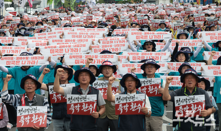광복절인 15일 오후 서울 종로구 열린송현 녹지광장 앞에서 전국민주노동조합총연맹(민주노총) 주최로 열린 '8.15 전국노동자대회'에서 참가자들이 구호를 외치고 있다. 류영주 기자