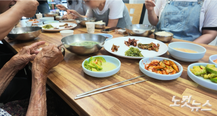 다른 사람들 앞으로 반찬을 다 밀어주면서 식사를 하는 박필근 할머니. CBS 씨리얼