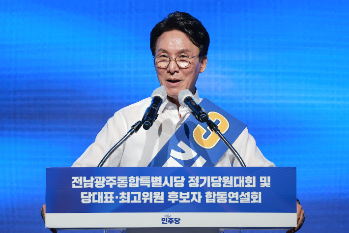 더불어민주당 김민석 당 대표 후보가 15일 전남광주 나주시 나주종합스포츠파크 다목적체육관에서 열린 민주당 대표·최고위원 전남광주 합동연설회에 참석해 정견 발표하고 있다. 연합뉴스