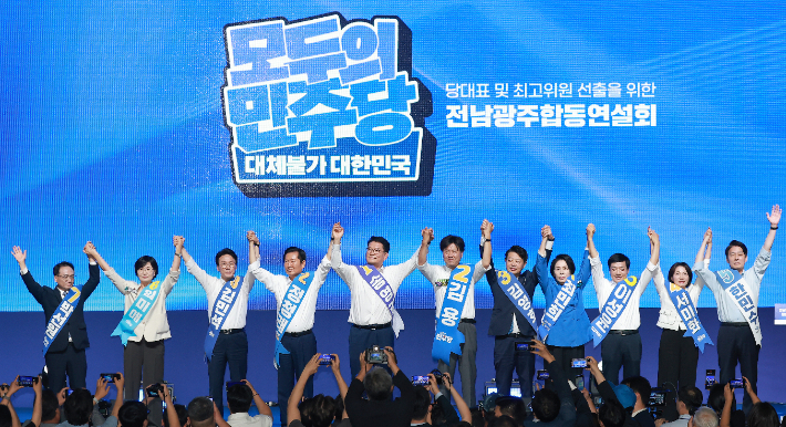 더불어민주당 당 대표와 최고위원 후보들이 15일 전남광주 나주시 나주종합스포츠파크 다목적체육관에서 열린 민주당 대표·최고위원 전남광주 합동연설회에 참석해 기념 촬영하고 있다. 왼쪽부터 박선원·임미애 최고위원 후보, 김민석·정청래·송영길 당 대표 후보, 김용·김영호·최민희·이성윤·서미화·한민수 최고위원 후보. 연합뉴스