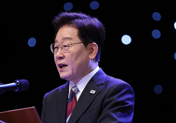 이재명 대통령이 15일 서울 종로구 세종문화회관에서 열린 제81주년 광복절 경축식에서 경축사를 하고 있다. 연합뉴스