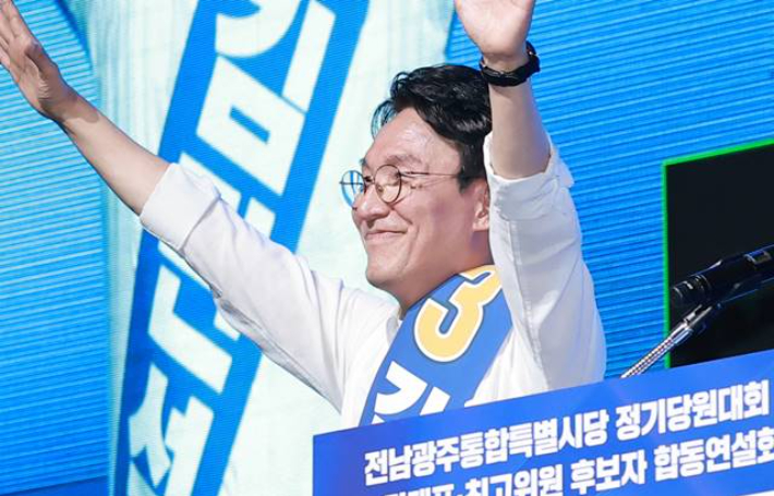 더불어민주당 김민석 당 대표 후보가 15일 전남광주 나주시 나주종합스포츠파크 다목적체육관에서 열린 민주당 대표·최고위원 전남광주 합동연설회에 참석해 정견 발표하고 있다. 연합뉴스