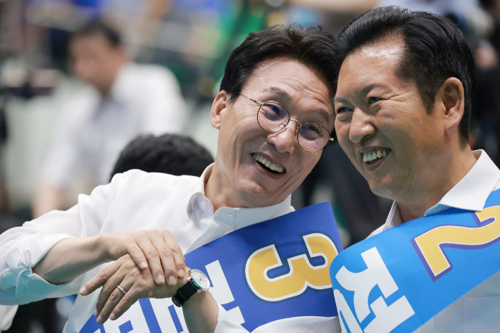 더불어민주당 김민석·정청래 당 대표 후보가 15일 전남광주 나주시 나주종합스포츠파크 다목적체육관에서 열린 민주당 대표·최고위원 전남광주 합동연설회에 참석해 대화하고 있다. 연합뉴스