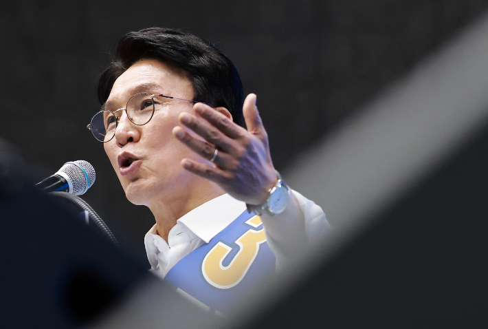 더불어민주당 김민석 당 대표 후보가 15일 전북 익산시 원광대학교 문화체육관에서 열린 민주당 대표·최고위원 후보자 전북 합동연설회에 참석해 정견 발표하고 있다. 연합뉴스