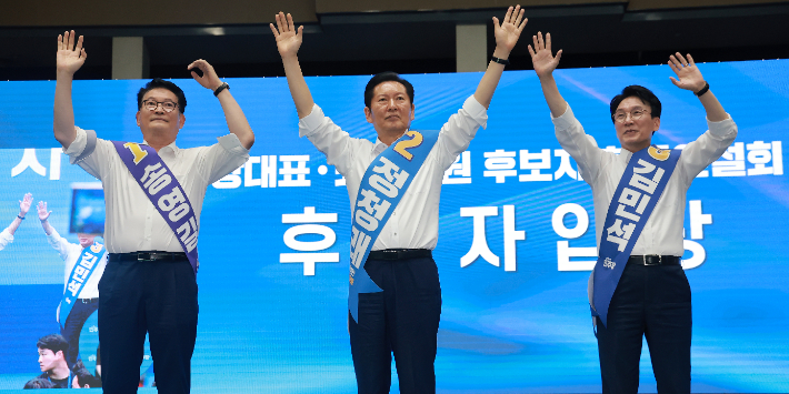더불어민주당 송영길·정청래·김민석 당 대표 후보가 15일 전북 익산시 원광대학교 문화체육관에서 열린 민주당 대표·최고위원 후보자 전북 합동연설회에 참석해 기념 촬영하고 있다. 연합뉴스