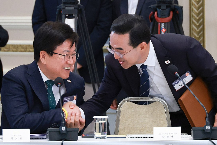 박홍근 기획처 장관(오른쪽)과 최교진 교육부 장관. 연합뉴스 