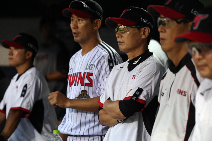 15일 잠실야구장에서 열린 2026 KBO 리그 SSG 랜더스 대 LG 트윈스 경기. 염경엽 LG 감독을 비롯한 코치진이 고 백인천 전 감독을 추모하는 리본을 착용한 채 서 있다. 연합뉴스
