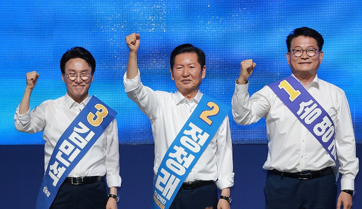 더불어민주당 김민석·정청래·송영길 당 대표 후보가 15일 전남광주 나주시 나주종합스포츠파크 다목적체육관에서 열린 민주당 대표·최고위원 전남광주 합동연설회에 참석해 기념 촬영하고 있다. 연합뉴스