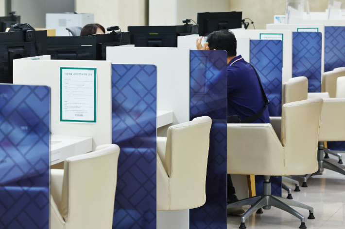 주요 시중은행 직원들의 올해 상반기 평균 급여가 7천만원을 넘은 것으로 나타났다. 연합뉴스