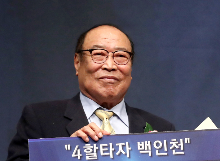 지난 2019년 12월 한국프로야구 은퇴선수의 날 행사에서 시상하는 백인천 전 감독. 연합뉴스 