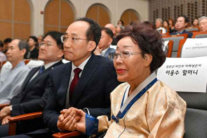14일 추경호 대구시장이 역대 대구시장 중 처음으로 일본군 위안부 피해자 기림의 날 기념 행사에 참석해 이용수 할머니와 만났다. 대구시 제공