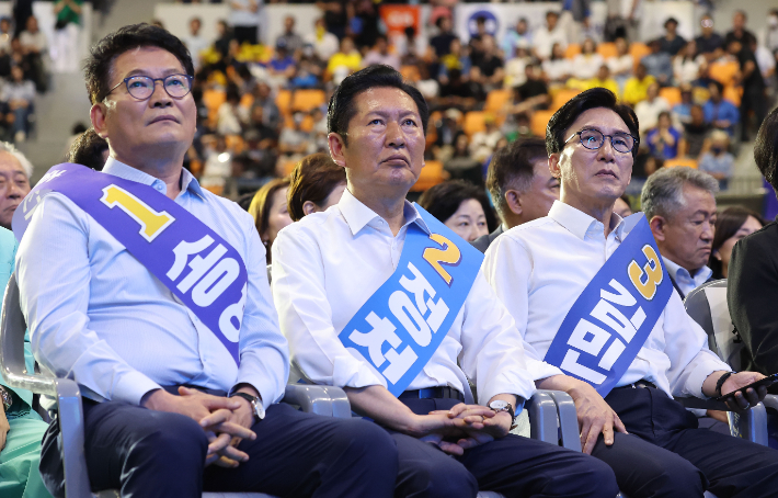 더불어민주당 김민석·정청래·송영길 당 대표 후보가 15일 경기 수원시 수원종합운동장 실내체육관에서 열린 민주당 대표·최고위원 경기 합동연설회에 참석해 연설 차례를 기다리고 있다. 연합뉴스