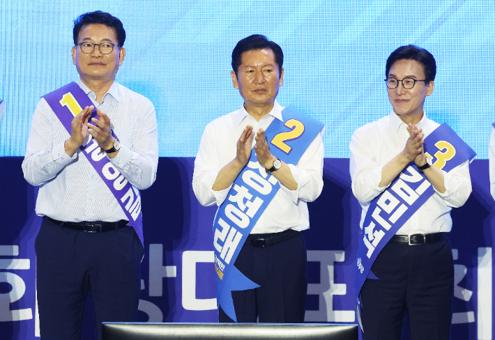 더불어민주당 송영길, 정청래, 김민석 당 대표 후보가 16일 경기도 수원시 수원종합운동장 실내체육관에서 열린 '민주당 당대표ㆍ최고위원 후보자 경기 합동연설회'에서 손뼉을 치고 있다. 연합뉴스